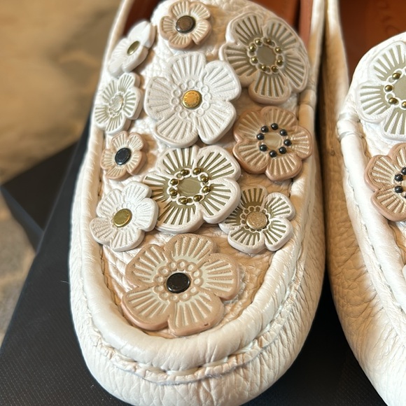 Coach shoes 8.5 fit like 39/9 cream leather w flowers - Picture 3 of 8